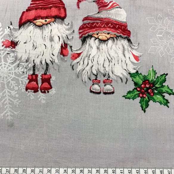Baumwollstoff - Weihnachtsmänner und Schneeflocken auf grauem Hintergrund