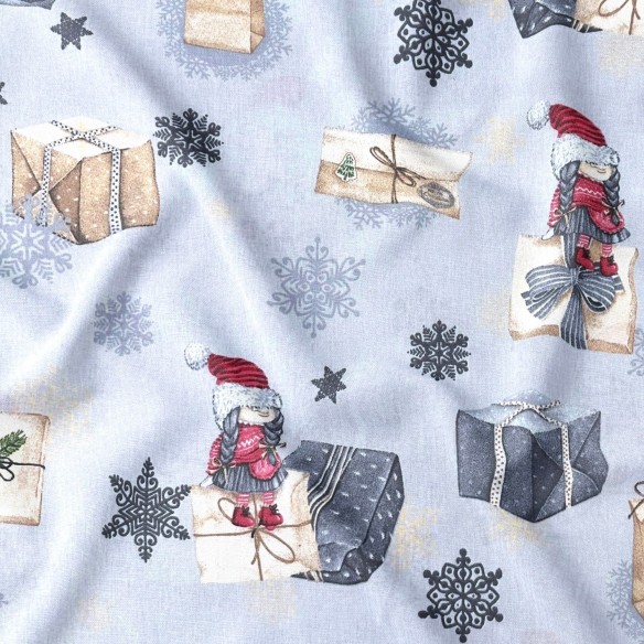 Baumwollstoff – Weihnachtszwerge mit Geschenken und Buchstaben auf Grau