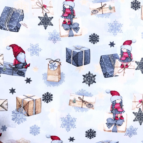 Baumwollstoff – Weihnachtszwerge mit Geschenken und Buchstaben auf Weiß